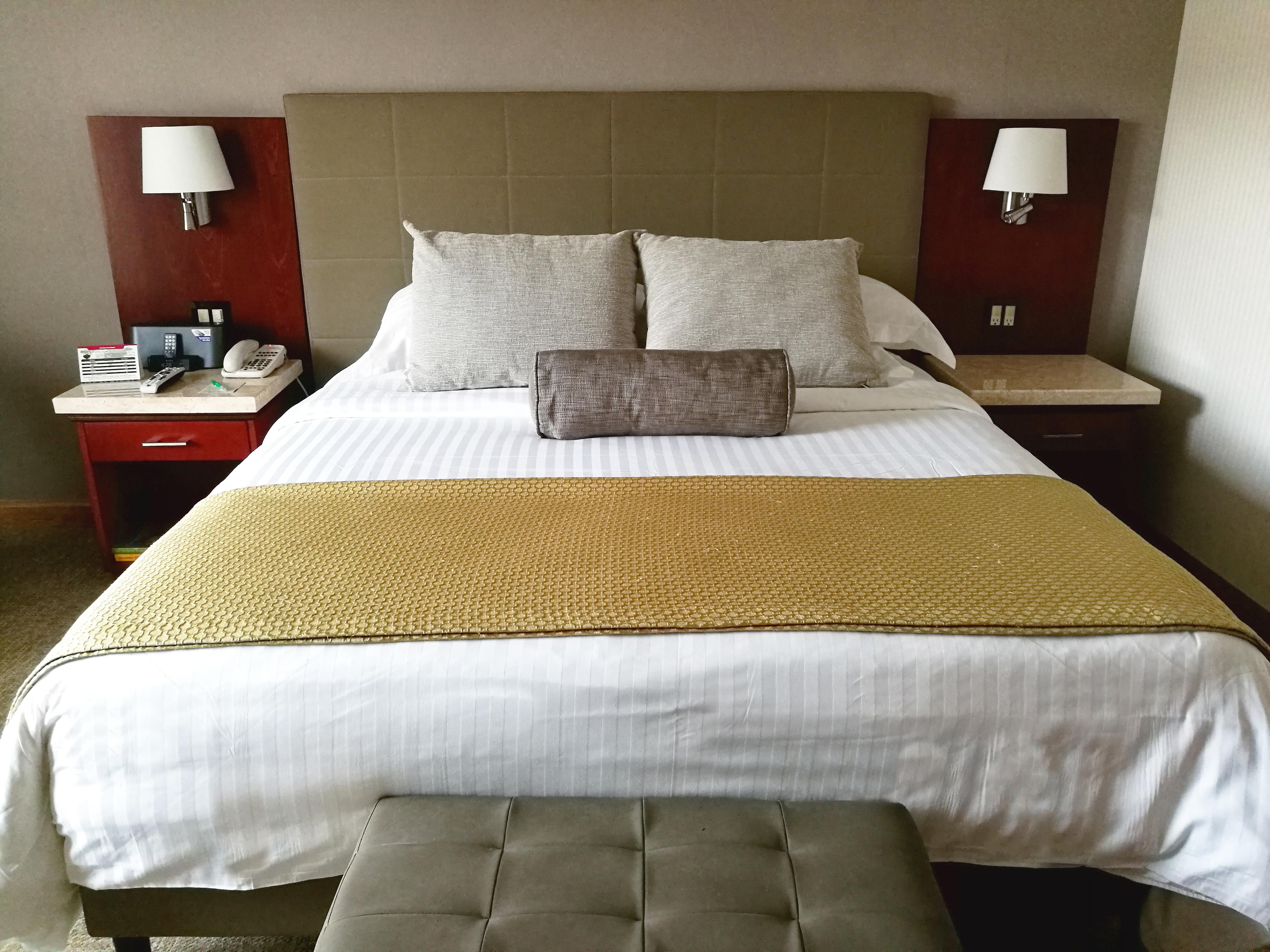 Bogota Plaza Hotel Bogotá Exterior foto A bed with a bed runner