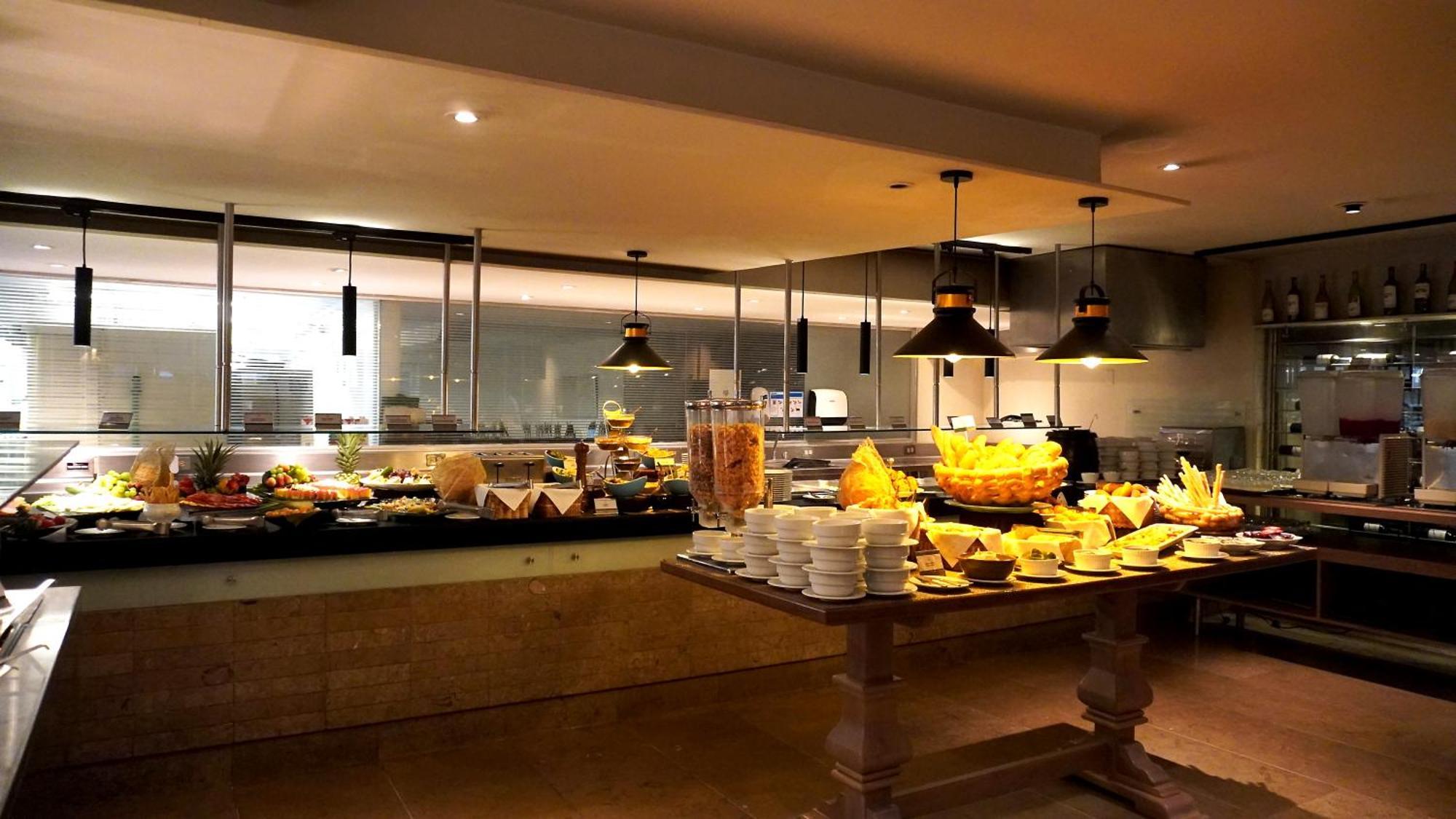 Bogota Plaza Hotel Bogotá Exterior foto The buffet at the restaurant