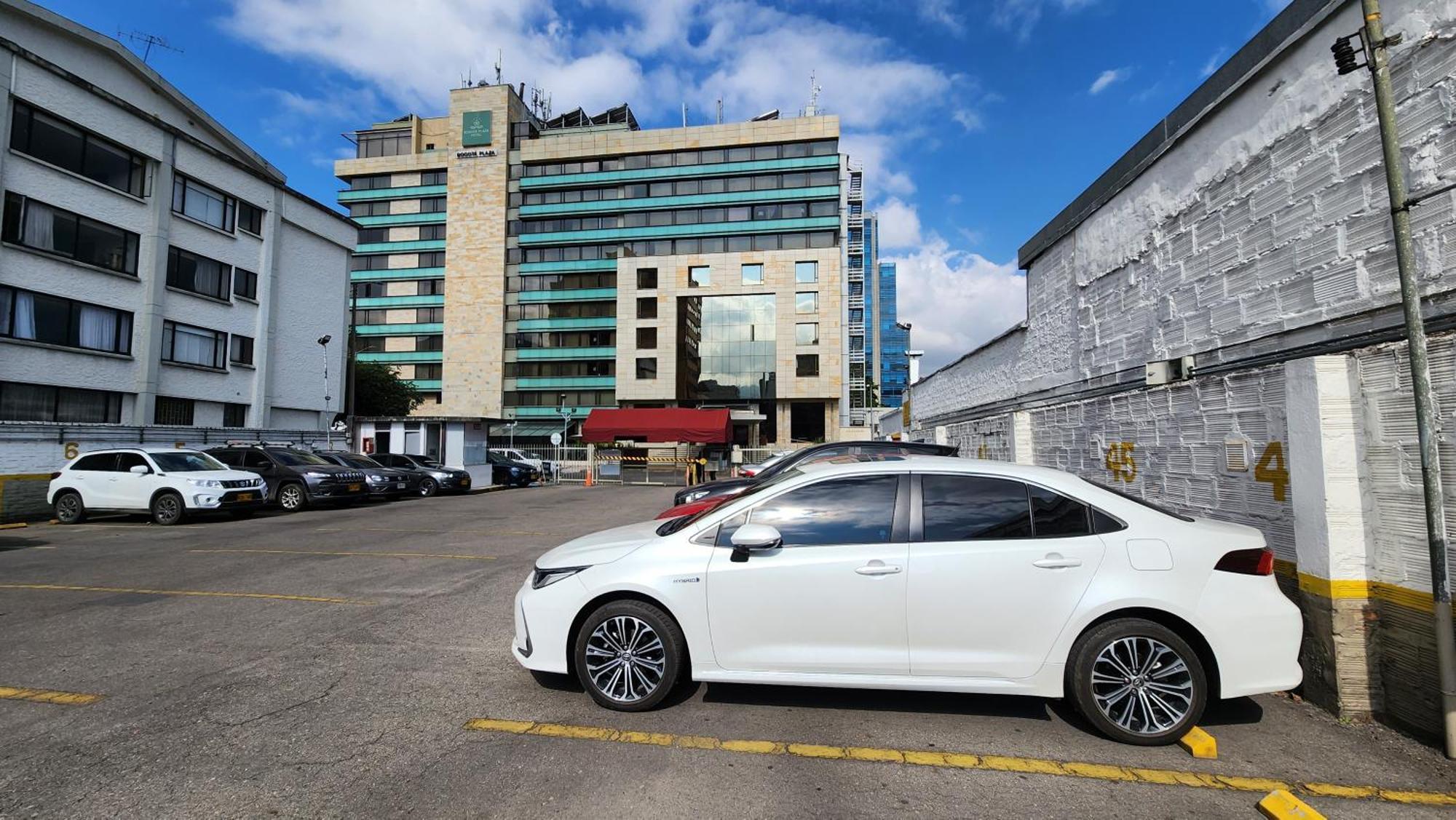 Bogota Plaza Hotel Bogotá Exterior foto Toyota Corolla Sedan