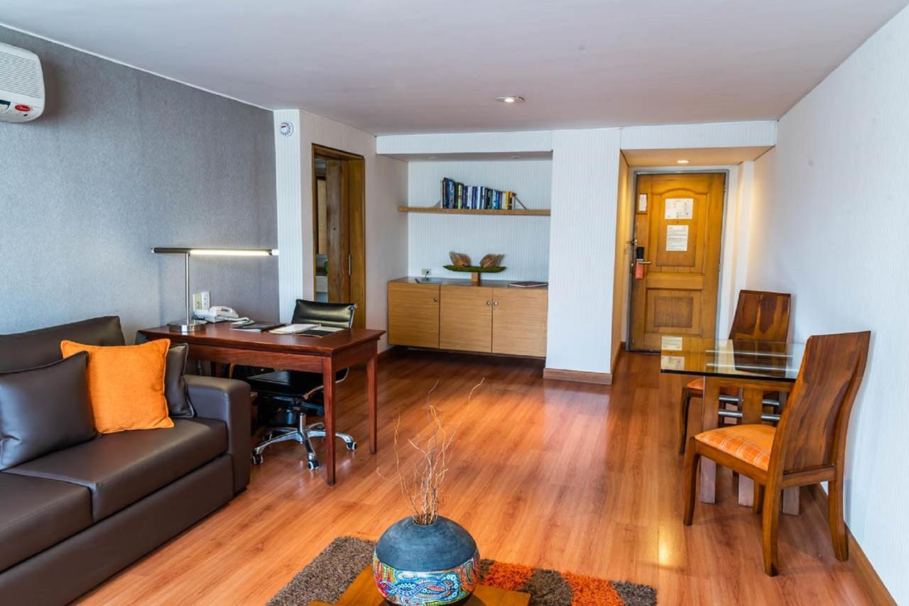Bogota Plaza Hotel Bogotá Exterior foto A living room in a suite at the hotel